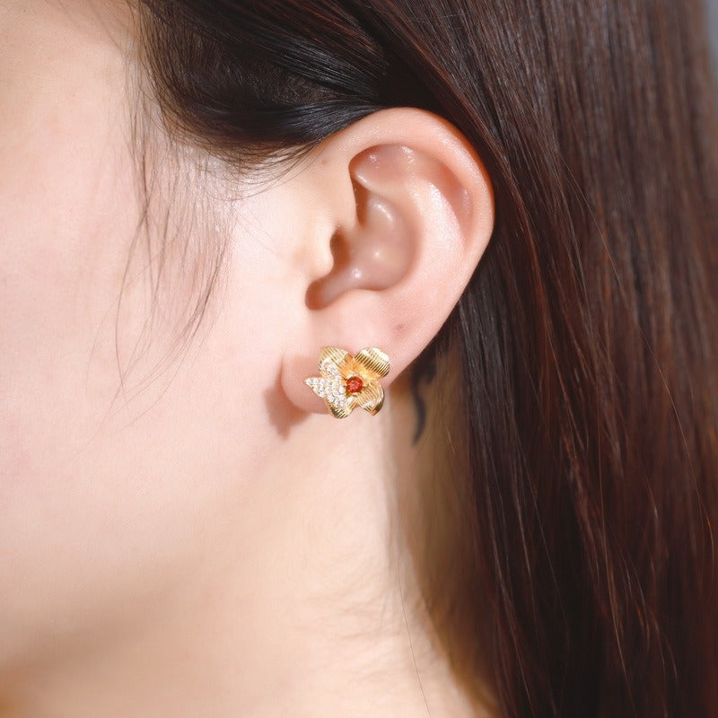 Pendientes de botón con camelia y granate, colección Spring Garden, hechos a mano por Kemstone - Diseño original en plata S925 bañada en oro