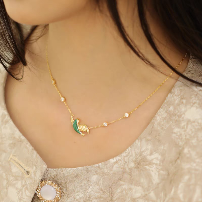 Collar de pájaro esmeralda con diseño original artesanal de Kemstone. Colgante vintage de malaquita y plata con cadena ajustable.