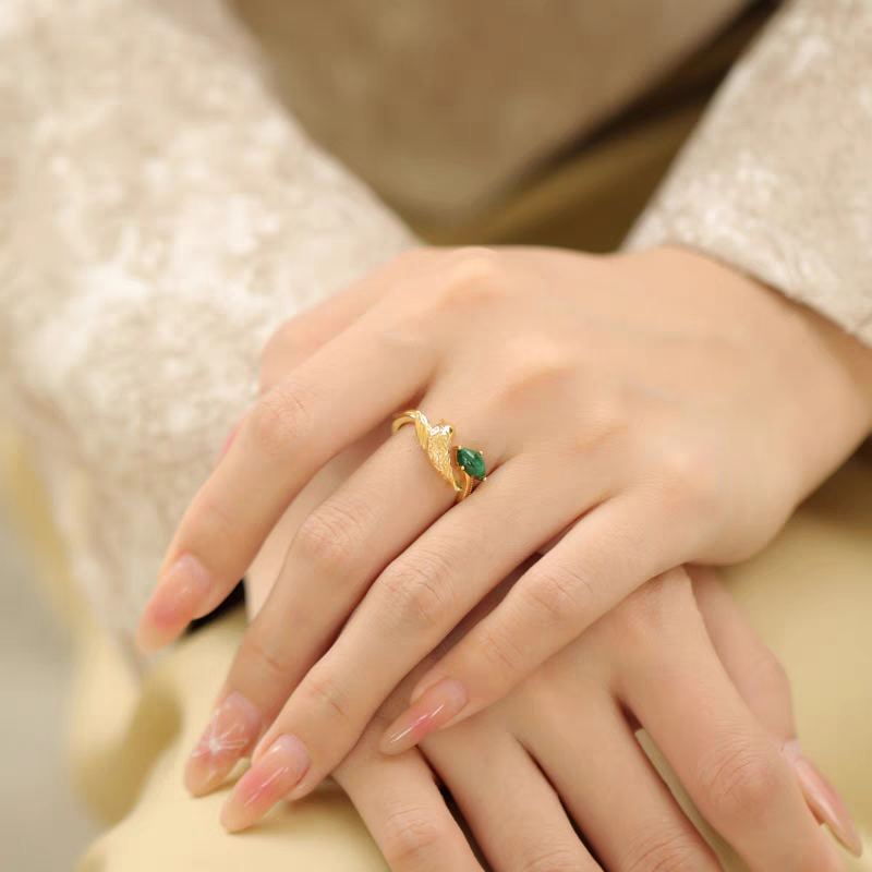 Anillo de esmeralda de diseño original artesanal de Kemstone: Libertad y Renovación en plata bañada en oro con malaquita.