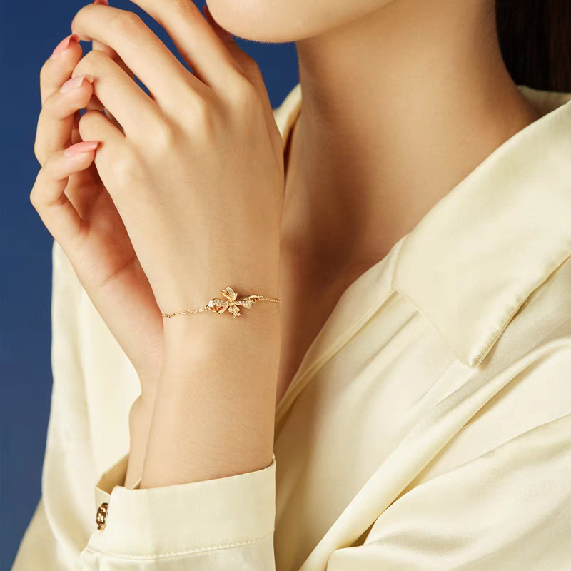 Pulsera de lazo francés de diseño original artesanal de Kemstone - Plata de ley bañada en oro con detalles de circonitas cúbicas