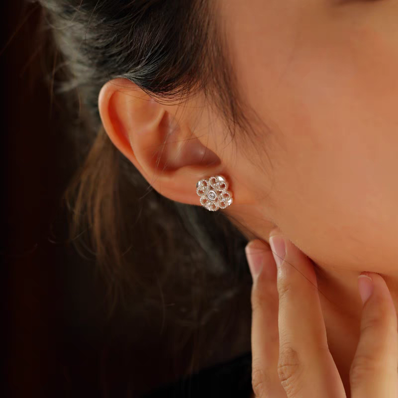 Pendientes Kemstone de encaje ligero, diseño original artesanal, hechos a mano. Plata de ley 925 vintage con circonitas cúbicas y tachuelas geométricas para mujer.