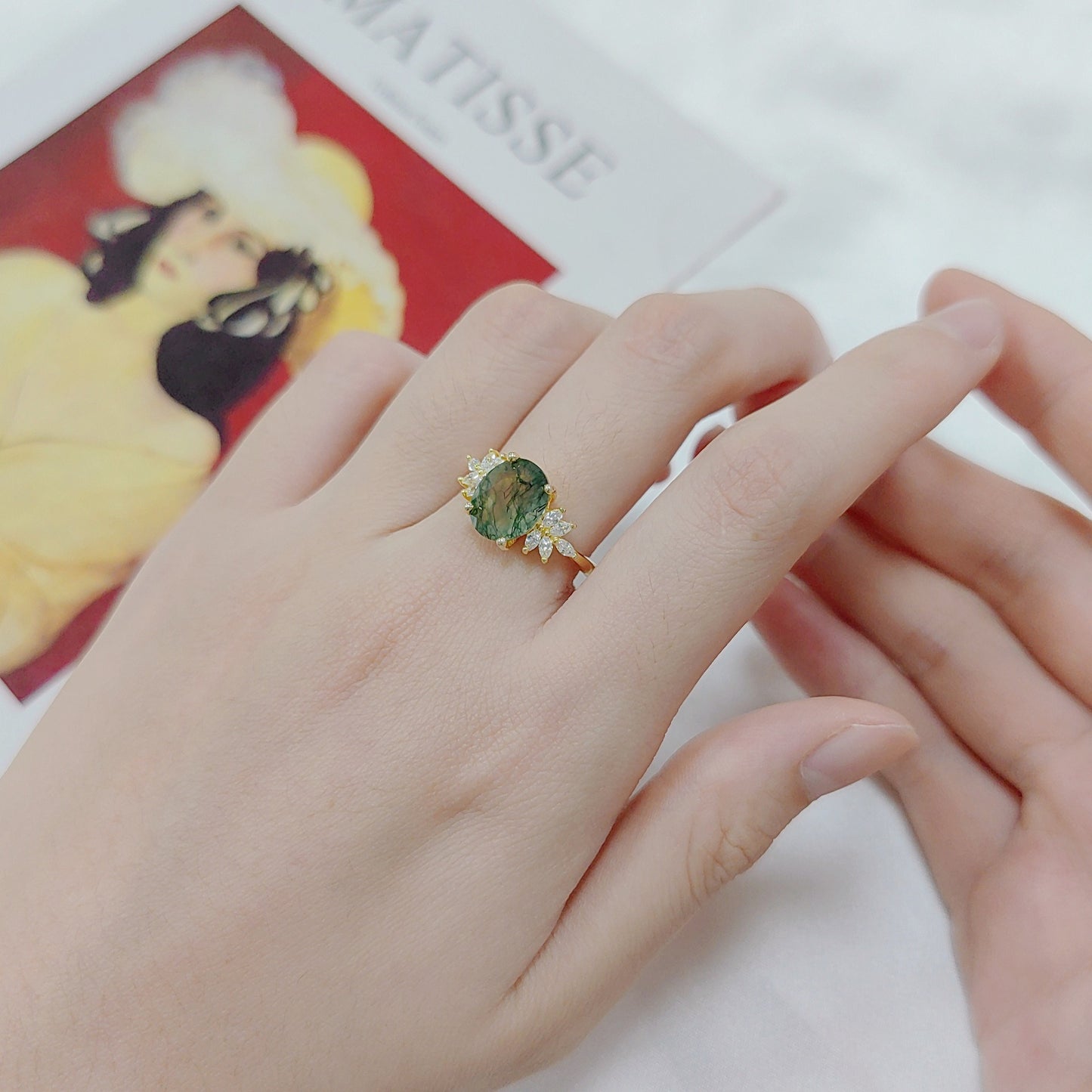 Anello di fidanzamento in agata muschiata in argento sterling placcato oro 18k, realizzato a mano da Kemstone, dal design originale.