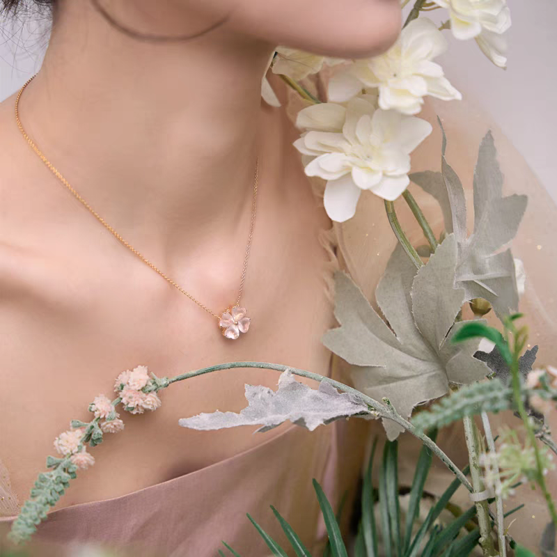 Collar Sakura Bloom de diseño original, hecho a mano por Kemstone: colgante de flor de cerezo en plata bañada en oro y cristal de corazón rosa.