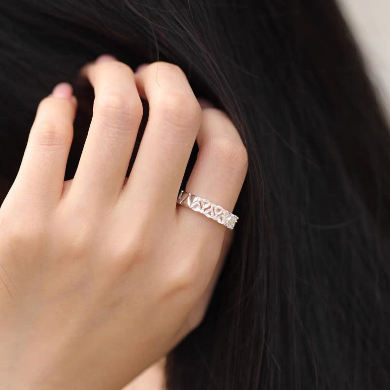 Anillo mini pastel de la serie Sobremesa, diseño original artesanal de Kemstone. Anillo de diseño de plata 925 con circonita y cristal blanco.