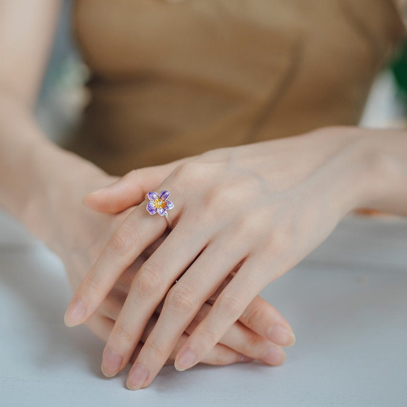 Anillo de flor de esmalte violeta, diseño original artesanal de Kemstone - Ajustable - Plata S925 bañada en oro