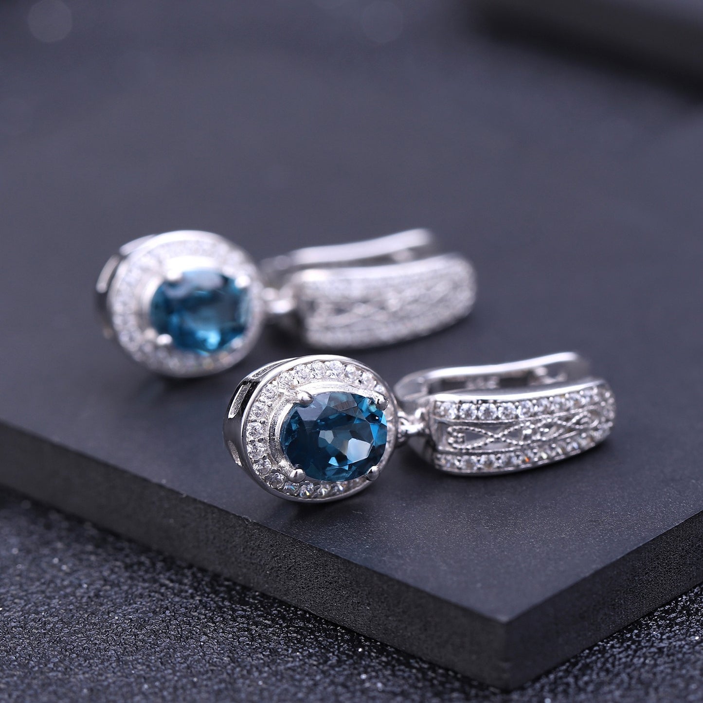 Pendientes colgantes elegantes de topacio azul Londres natural, diseño original, hechos a mano por Kemstone | Plata de ley 925, K23614E