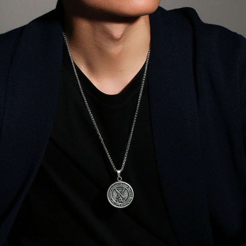 Collar con colgante de moneda de Lucifer de acero y titanio Kemstone | Pieza de estilo gótico urbano PN1161