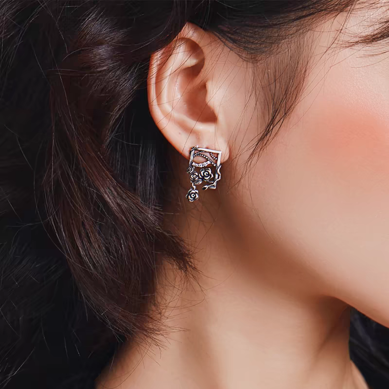 Pendientes Kemstone "Rosa en el tocador", diseño original artesanal: tachuelas florales góticas vintage, esmaltadas en plata de ley 925 con circonitas AAAAA, diseño artístico único en oro y plata, 21,7 mm x 12 mm