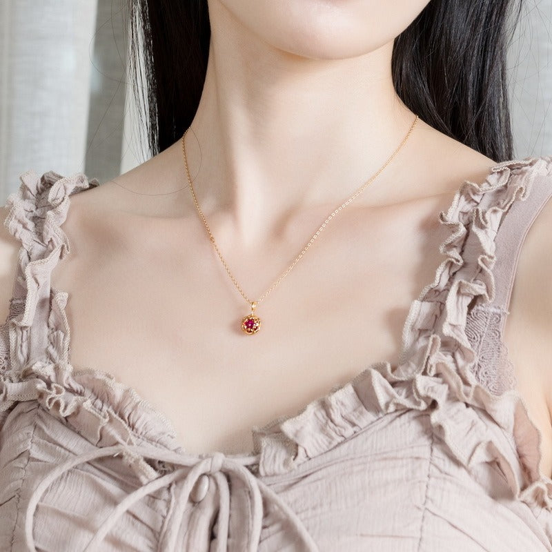 Collar con colgante floral de rubí rojo vintage, diseño original artesanal de Kemstone - Plata de ley S925 con cristal blanco