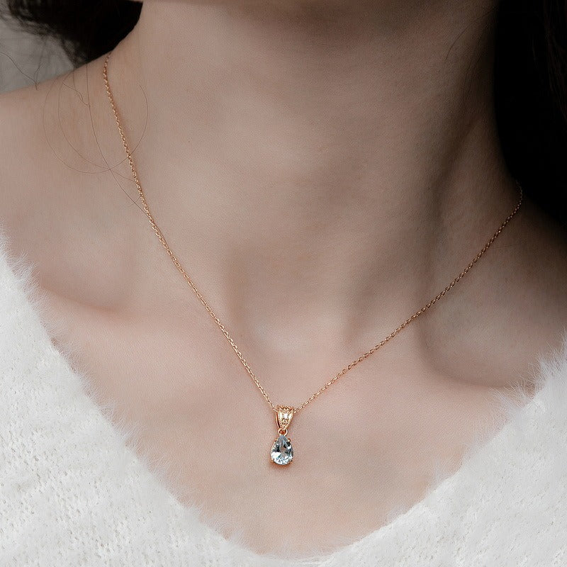 Collar con colgante de topacio azul cielo clásico en forma de lágrima, diseño original, hecho a mano por Kemstone, para mujer. Joyería de plata de ley 925 bañada en oro, 45,7 cm.
