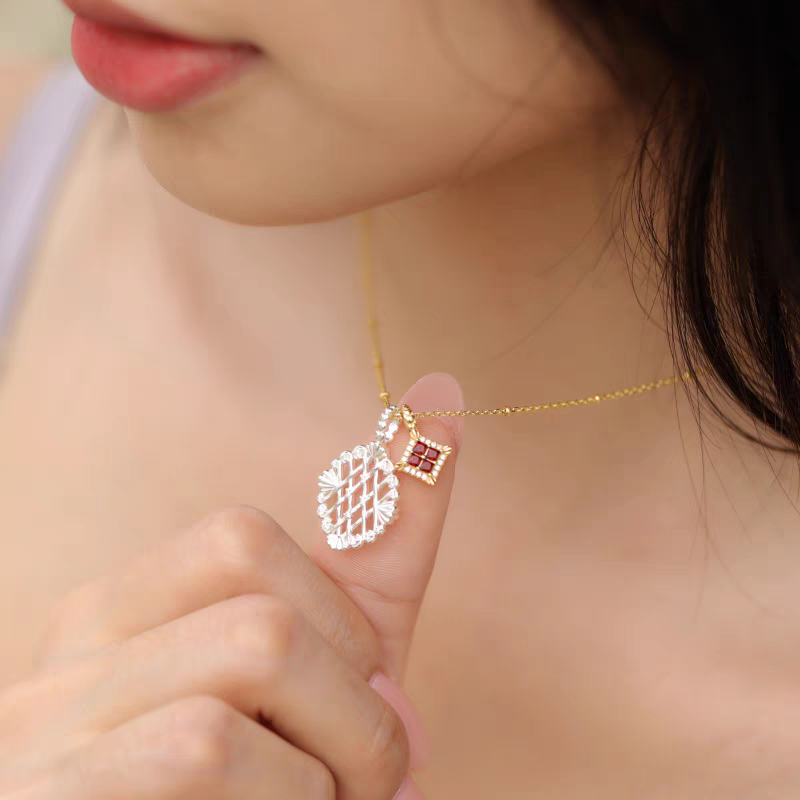 Collar de gofre de cerezas de sobremesa con diseño original artesanal de Kemstone - Plata 925 chapada en oro con colgante de granate y cadena de clavícula vintage