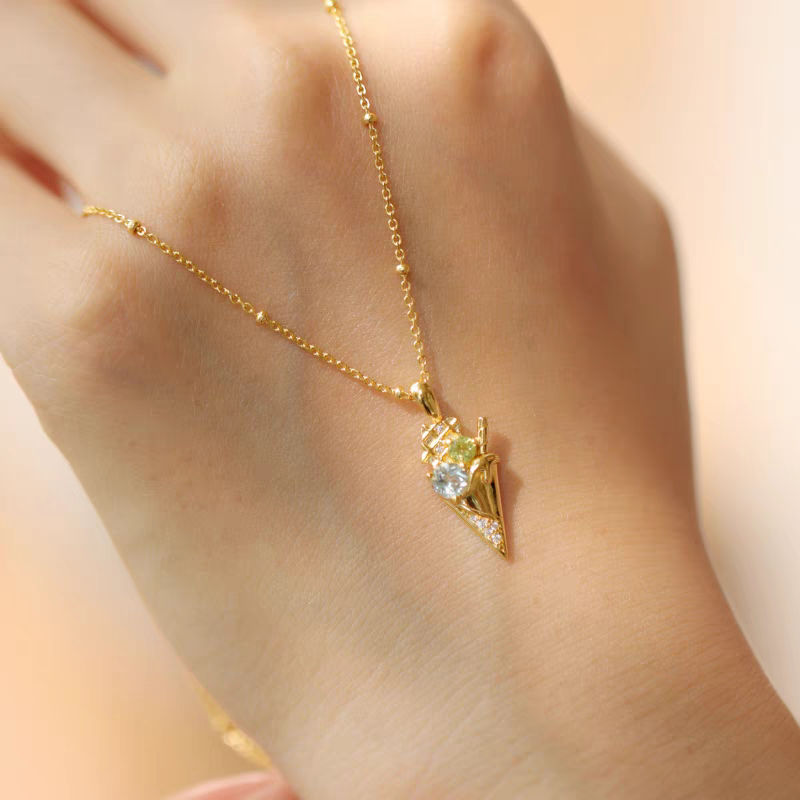 Collar de helado de la colección Sobremesa, diseño original artesanal de Kemstone. Colgante de plata 925 bañada en oro con topacio azul y peridoto. Un regalo de lujo para mujer.