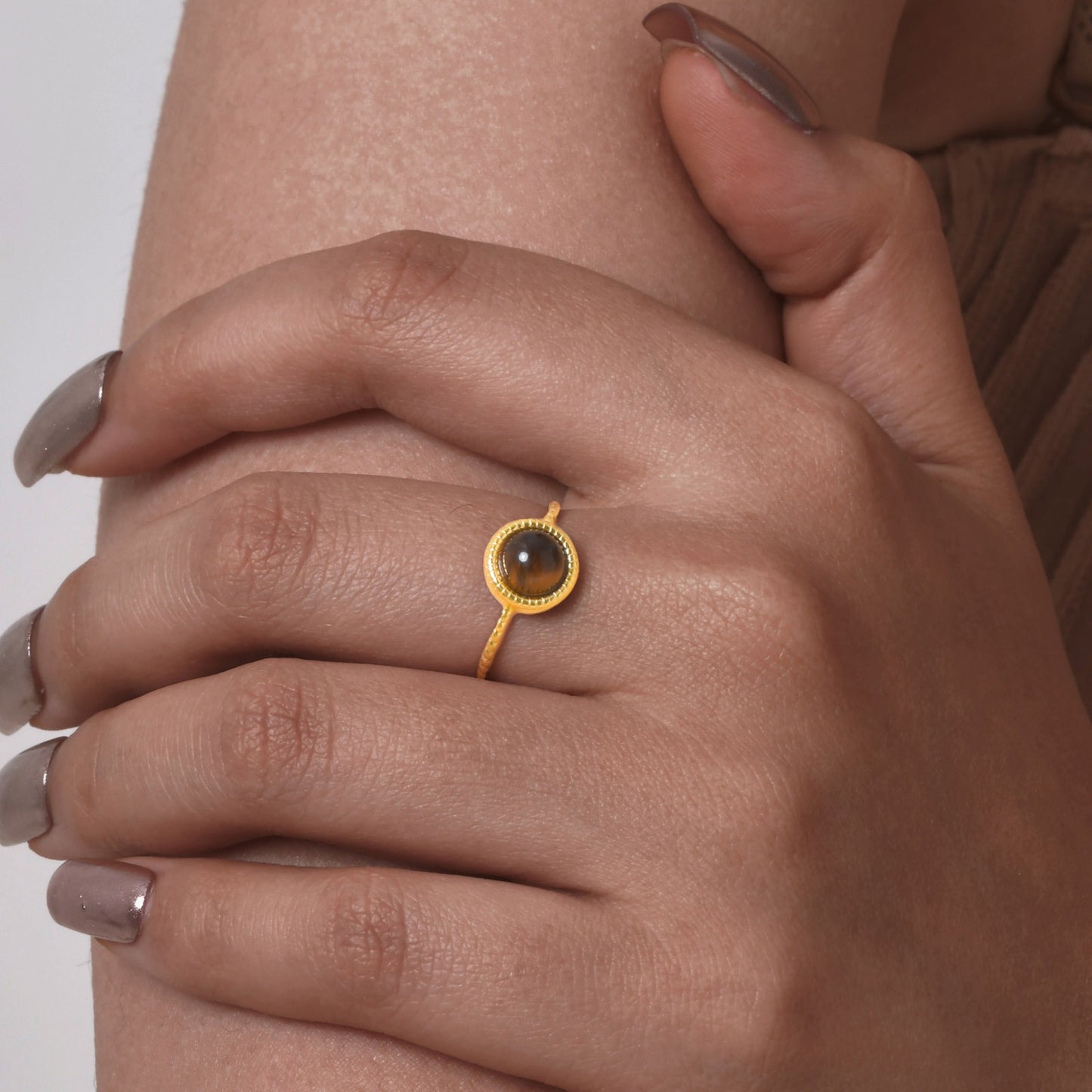 Anillo ajustable de acero inoxidable Kemstone con extremo abierto y cristal de ojo de tigre natural en forma de huevo - Joyería minimalista para uso diario RC-819