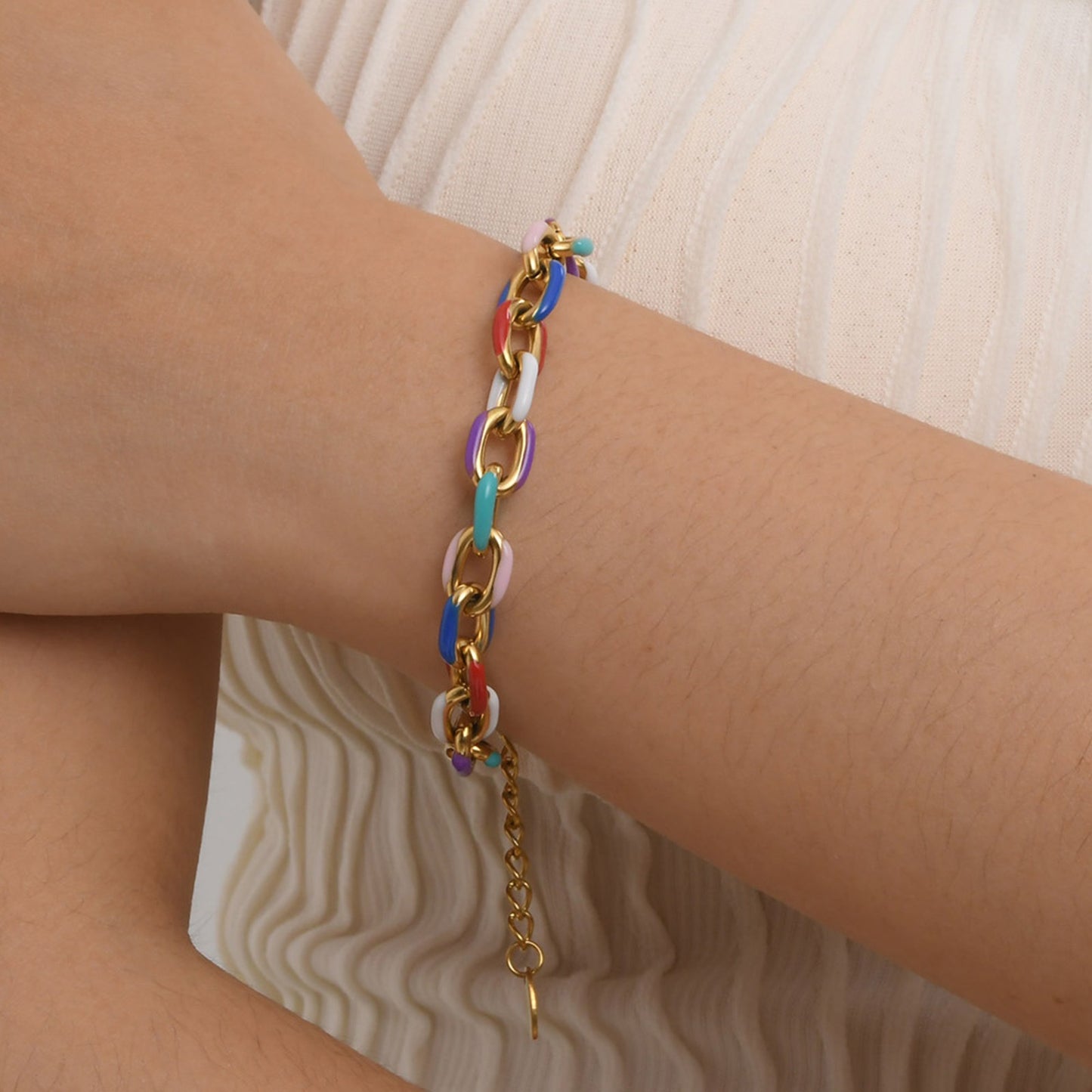 Pulsera Kemstone de acero inoxidable con cadena cubana de resina coloreada - Acabado en oro de 18 quilates, joyería de moda para mujer BR-1964