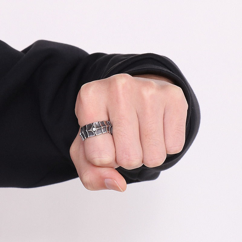 Anello Kemstone in acciaio inossidabile con drago inciso - Gioiello da uomo audace in stile vintage con dettagli in zirconia cubica KR104722-KJX