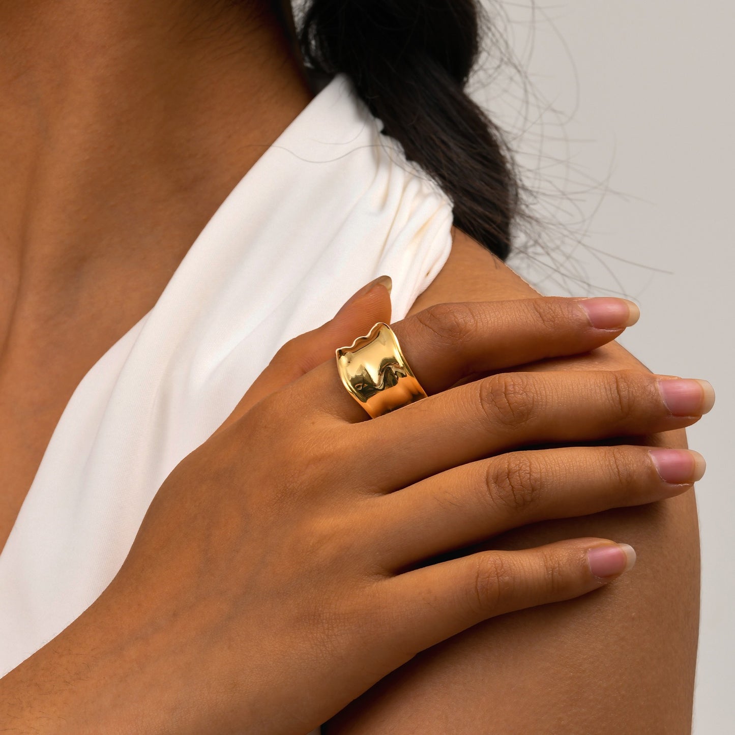 Anillo ajustable de acero inoxidable Kemstone con textura irregular martillada para mujer RC-665