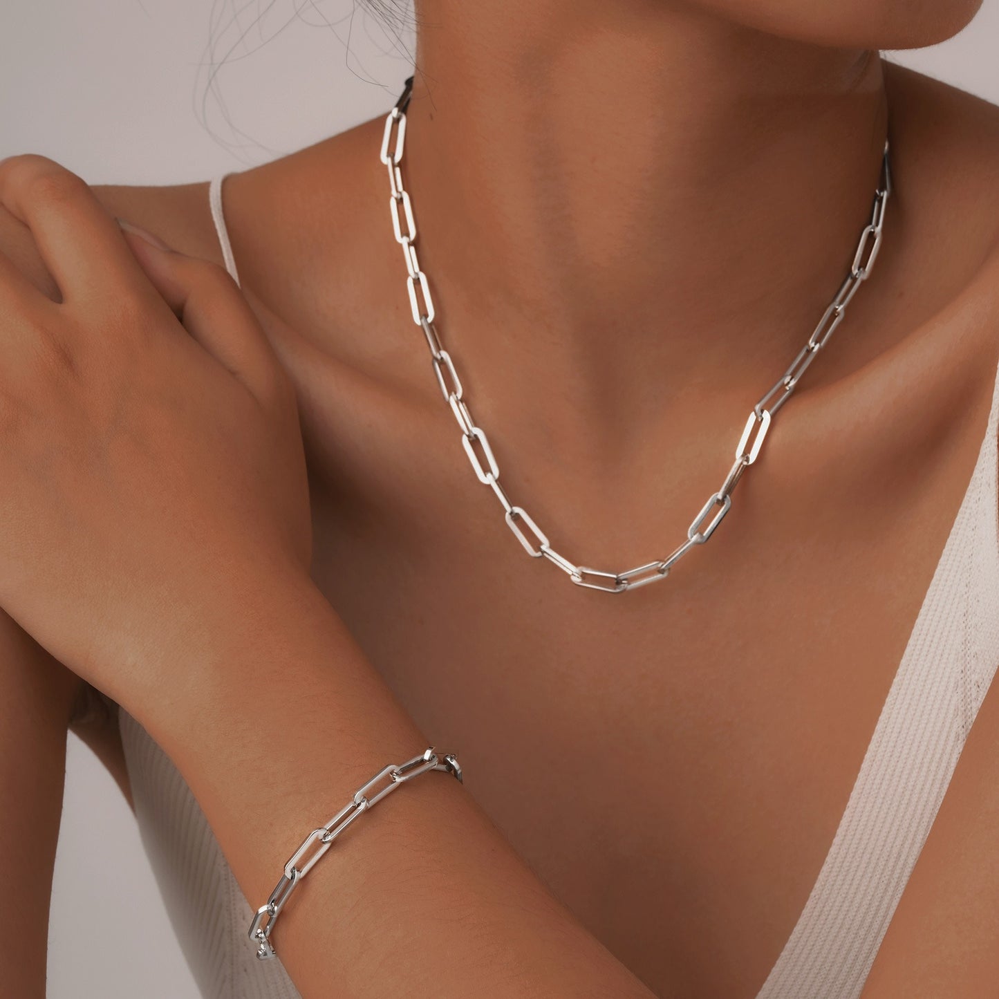 Collar de cadena rectangular de acero inoxidable Kemstone para mujer - Diseño geométrico audaz con acabado dorado pulido NC-1882