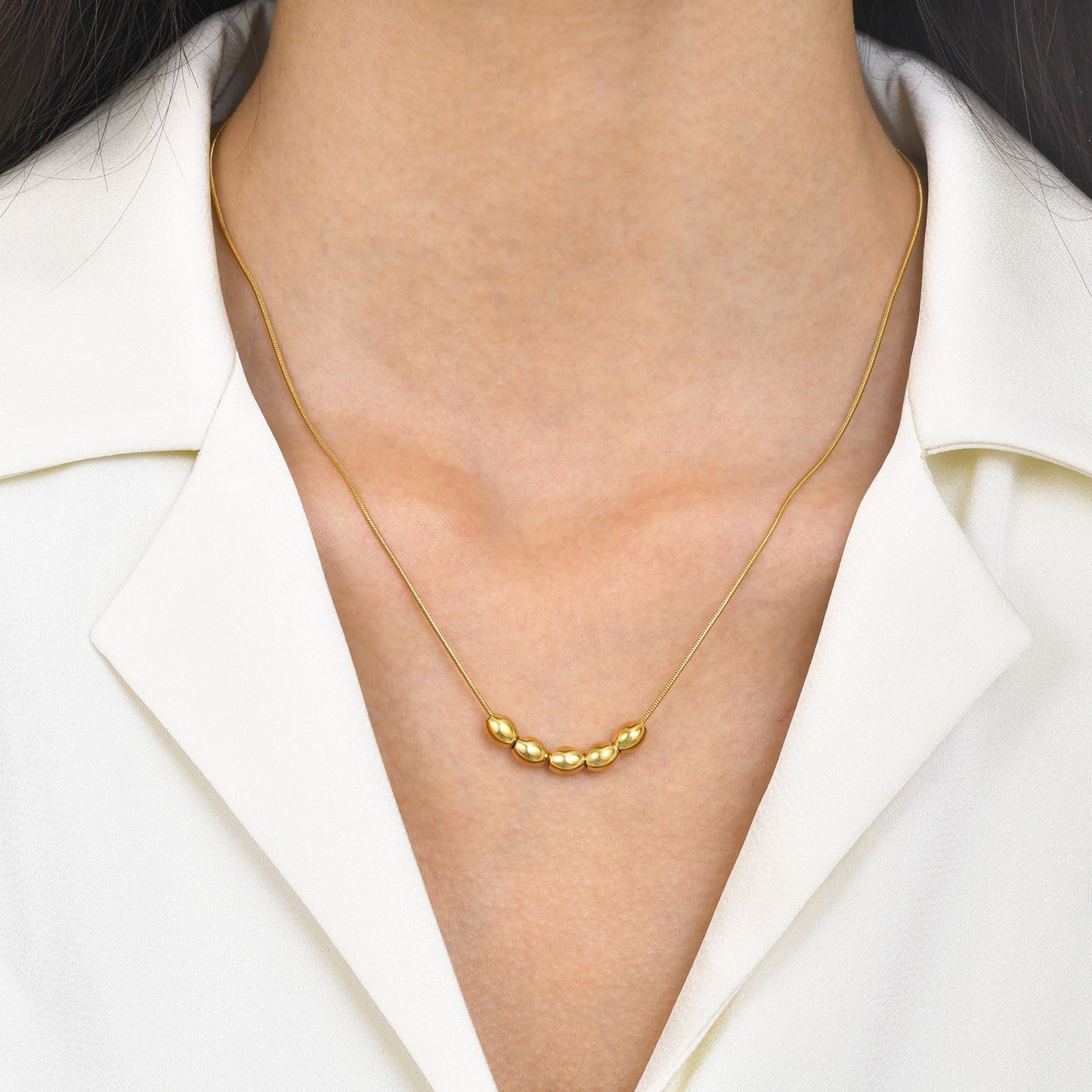 Collar de cadena de serpiente redonda de acero inoxidable Kemstone con detalles de cuentas de mijo - Elegancia dorada para todos los días NC-1391