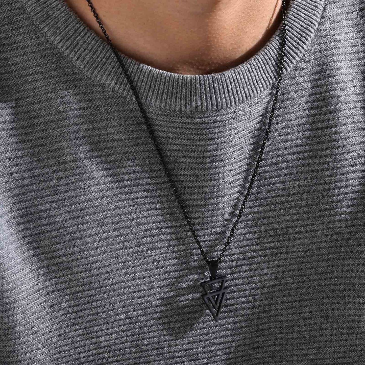 Collar con colgante geométrico triangular de acero inoxidable Kemstone para hombre PN-1487