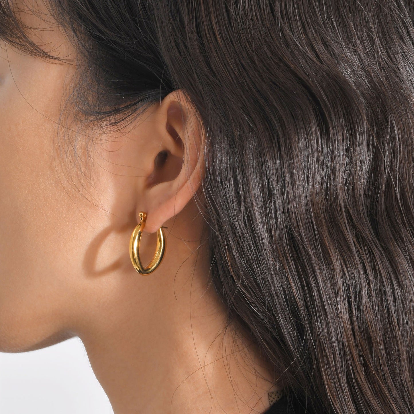 Pendientes Kemstone de acero inoxidable con forma de U retorcida | Detalle en V martillado y elegancia cotidiana EH-633