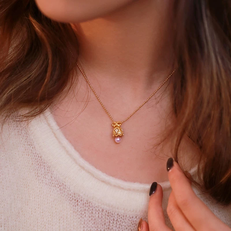Collar con colgante de perla Kemstone "La Campana de los Deseos" – Oro vermeil de 18 quilates sobre plata de ley, perla de agua dulce y circón blanco | Joyería de inspiración vintage para mujer RSY-NES355