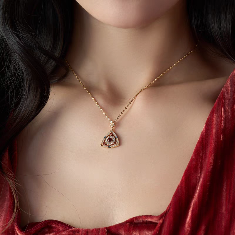 Collar de granate triangular «Culaccino» de Kemstone – Colgante vintage de plata 925 bañado en oro EMN-24244