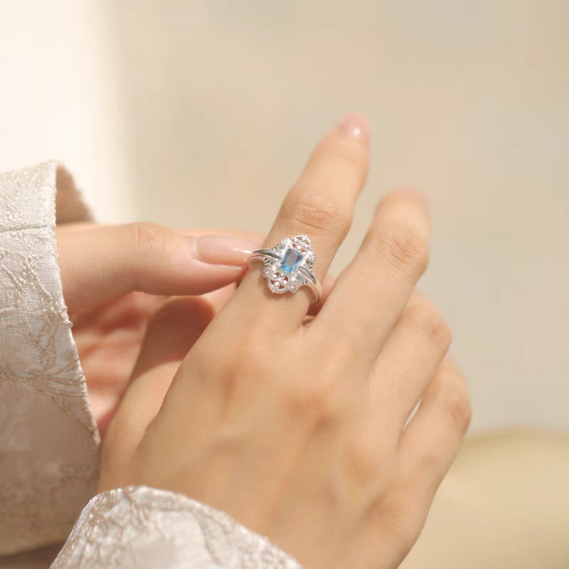 Anillo de espinela azul de inspiración vintage, diseño original artesanal de Kemstone: una pieza llamativa de plata de ley con elegancia arquitectónica.