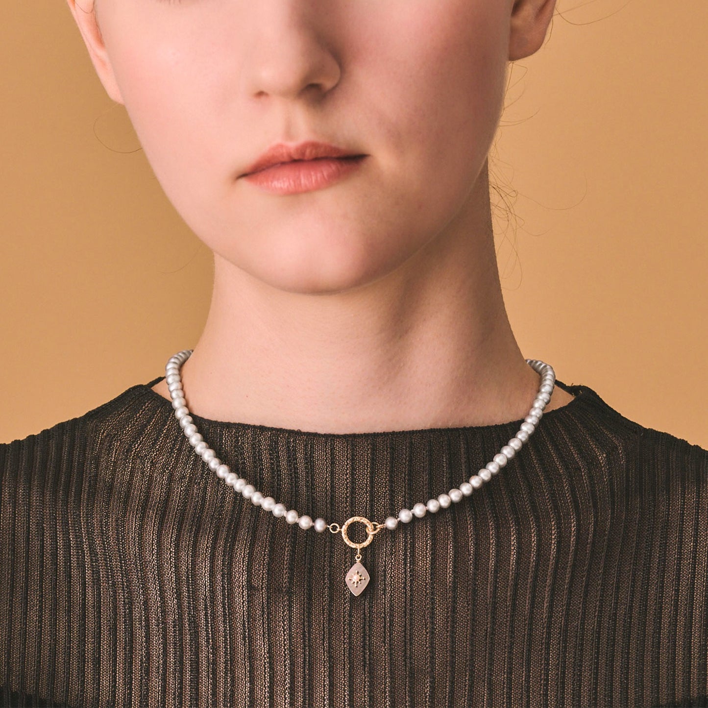 Collar de perlas vintage de lujo, diseño original artesanal de Kemstone - Cadena con colgante de concha de abulón en plata de ley S925, chapado en oro de 10 quilates con esmalte, K244285N