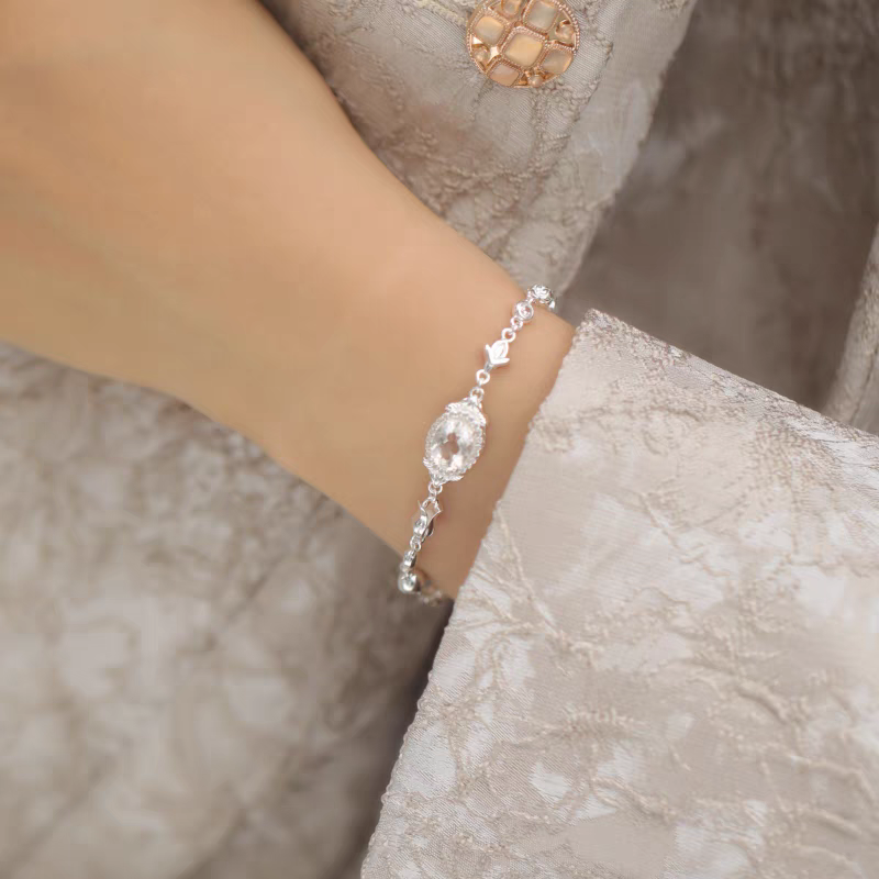 Pulsera de cristal blanco de inspiración vintage, diseño original artesanal de Kemstone: elegante pieza de diseño en plata de ley.
