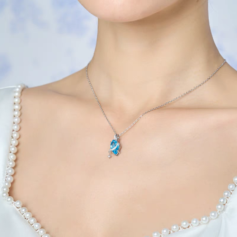 Collar de viaje estelar de diseño original hecho a mano por Kemstone: colgante de estrella de topacio azul suizo en plata de ley 925, un delicado regalo de inspiración cósmica.