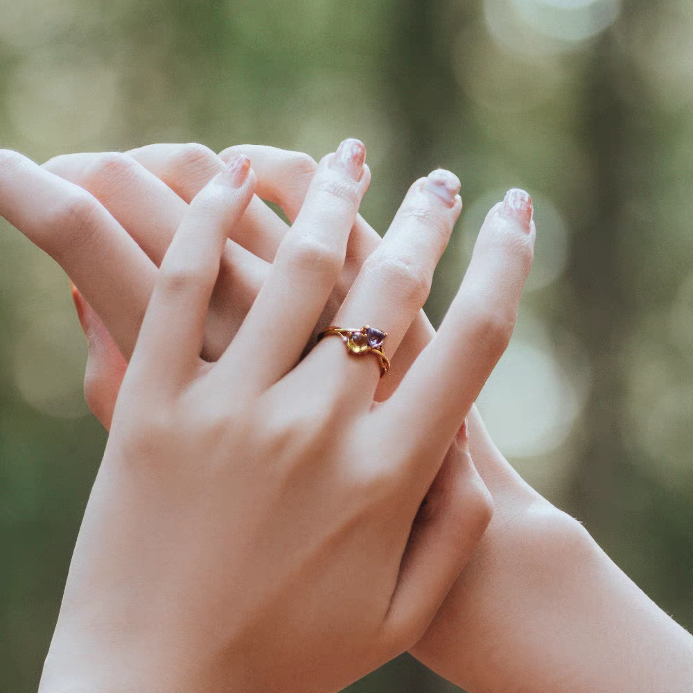 Anillo de romance cósmico de diseño original artesanal de Kemstone: anillo de plata de ley bañado en oro con amatista y citrino, sol y luna.
