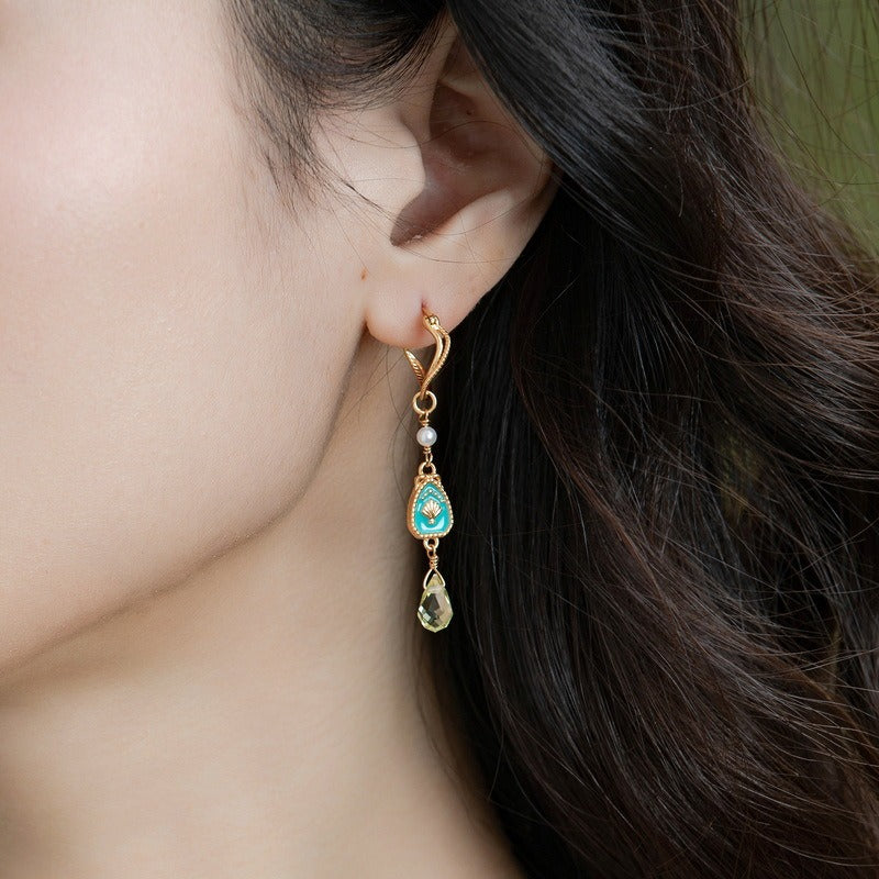 Pendientes colgantes de peridoto esmaltado, diseño original, hechos a mano por Kemstone para mujer - Plata S925 con baño de oro de 10 quilates