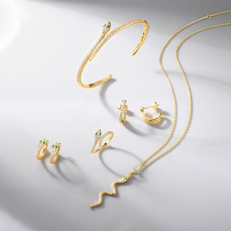 Pendientes clásicos de serpiente de diseño original hechos a mano por Kemstone - Plata S925 con nanocircón verde y baño de oro de 9 quilates