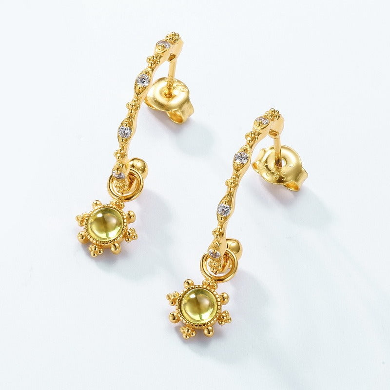 Pendientes de gancho con flor de peridoto de diseño original hechos a mano por Kemstone para mujer - Plata de ley S925 bañada en oro de 10 quilates