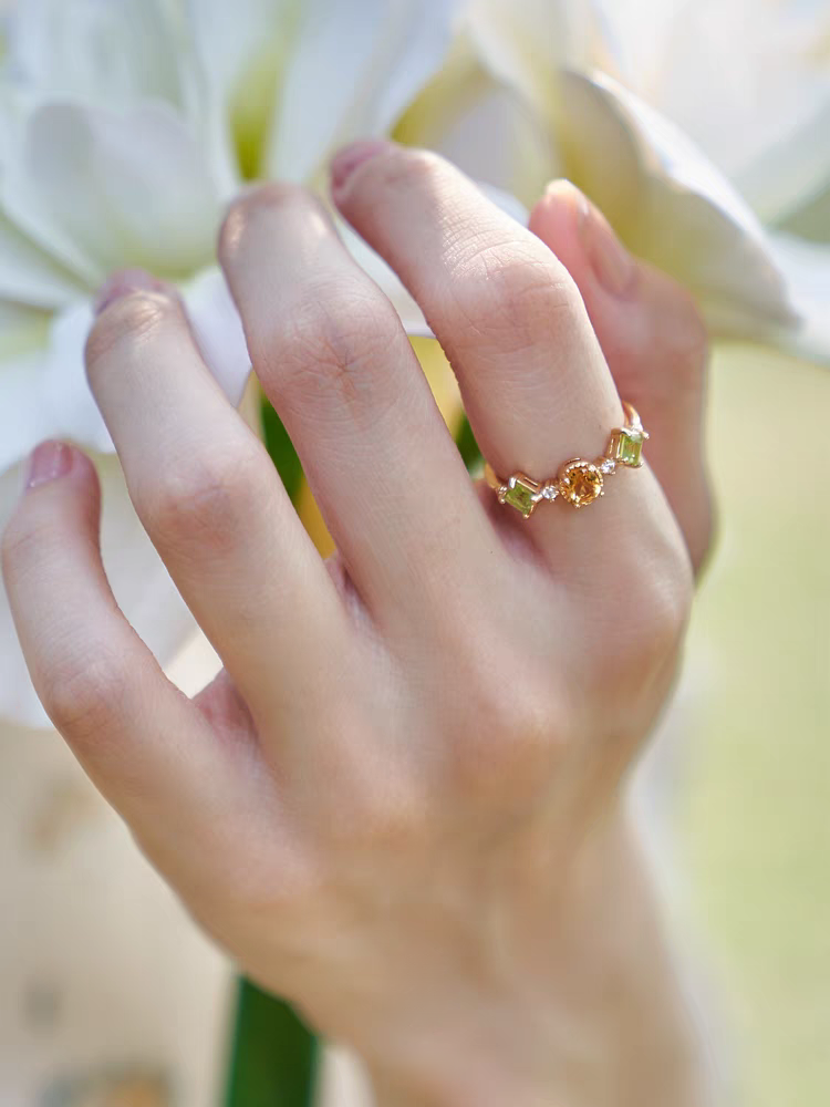 Anello con fiore di canola dal design originale e artigianale Kemstone - Citrino e peridoto, argento sterling placcato oro, regolabile, design vintage