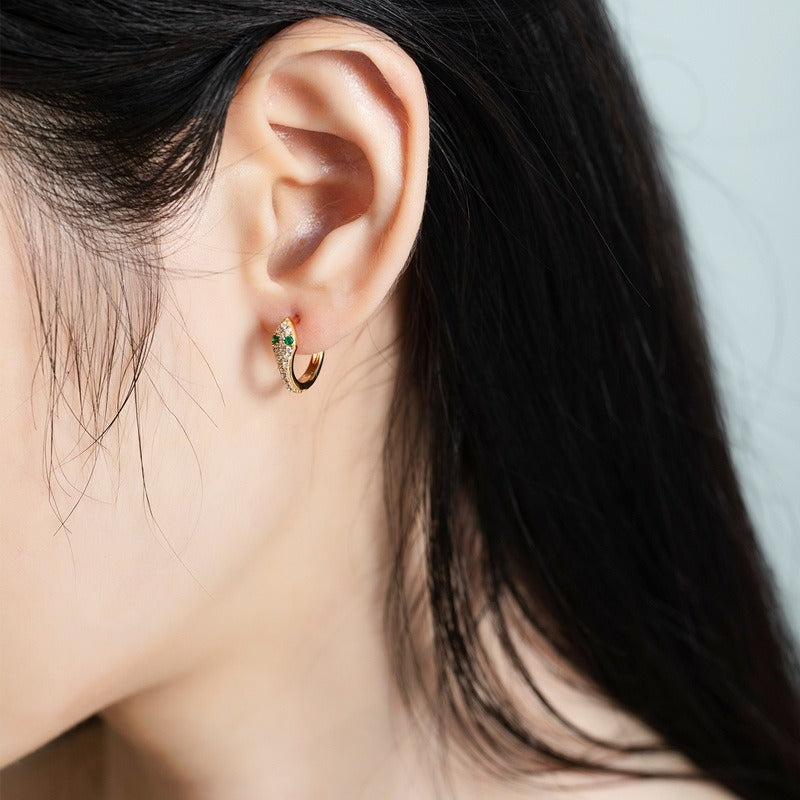 Pendientes de aro con diseño de serpiente, hechos a mano por Kemstone - Plata S925 con nanocircón verde y baño de oro de 9 quilates