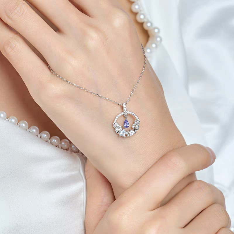 Collar Elegancia Lunar con Diseño Original Artesanal de Kemstone – Colgante de Luna y Estrella de Tanzanita en Plata de Ley | Joyería Celestial Delicada