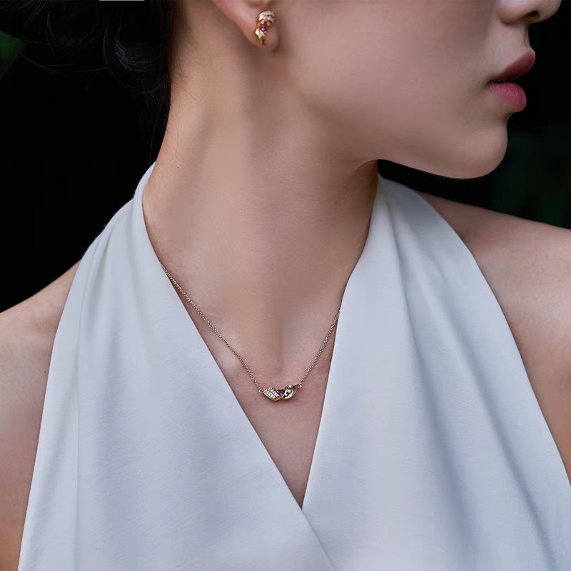 Collar de estrella danzante de diseño original hecho a mano por Kemstone: colgante de ala de turmalina rosa en plata de ley 925 bañada en oro con circonitas cúbicas. Un regalo elegante y delicado para mujer.