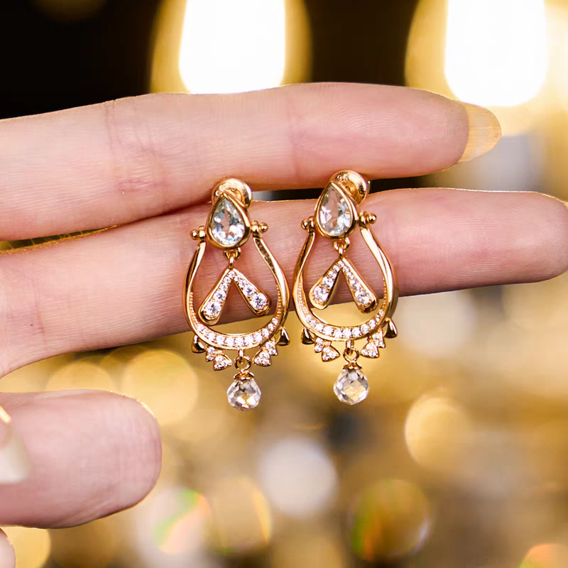 Pendientes BESHINE de conejito con diseño original, hechos a mano por Kemstone. Pendientes colgantes de plata de ley 925 bañados en oro con topacio azul cielo, cuarzo blanco y circonita cúbica. Un regalo de joyería alegre y brillante.