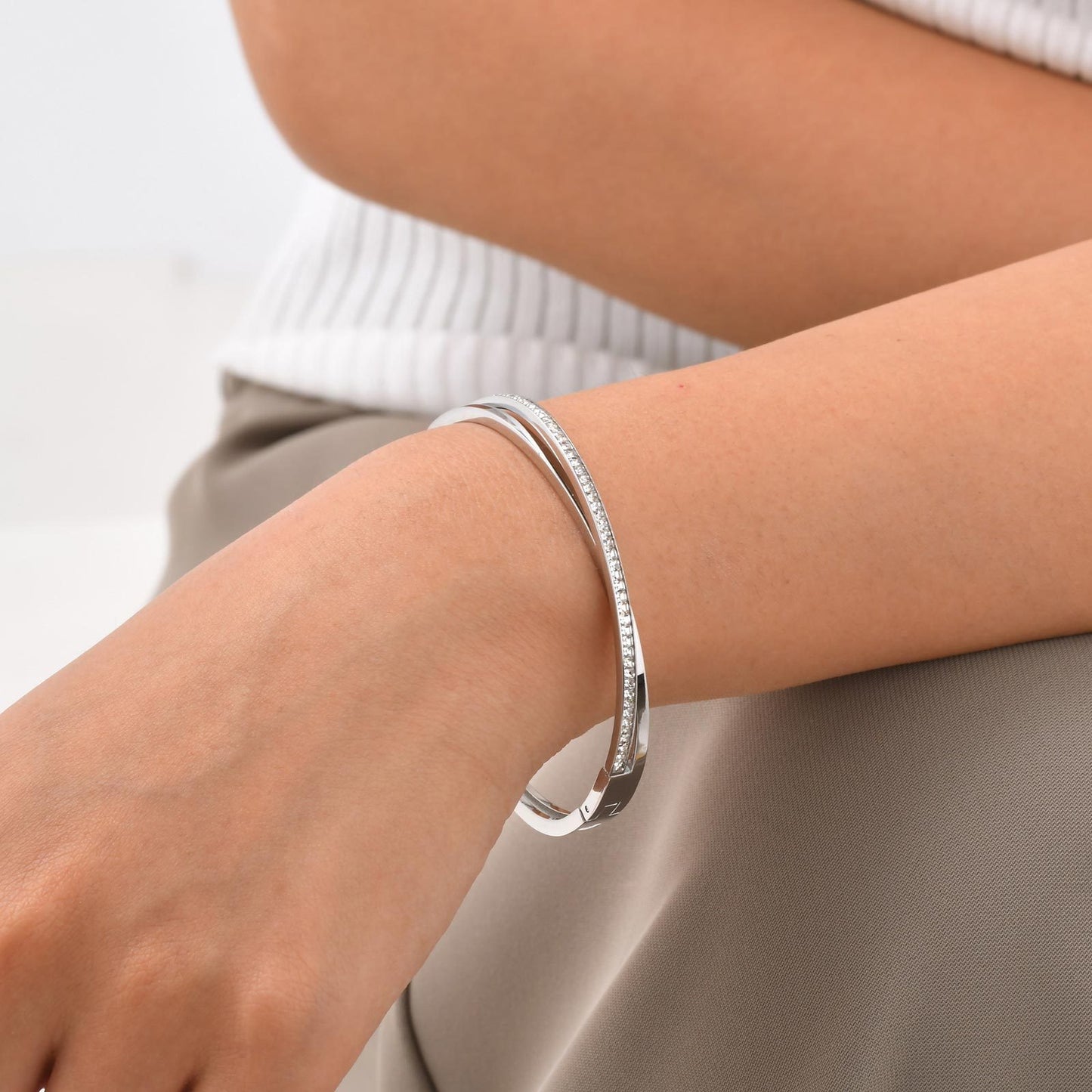 Brazalete con bisagras de circonitas lisas para mujer: joyería elegante y versátil B-547