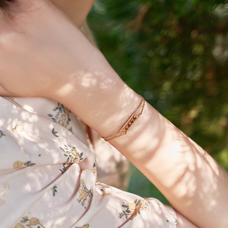 Pulsera Eternal Sunset, diseño original artesanal de Kemstone: pulsera de plata de doble capa con granate espesartina y circonita cúbica.