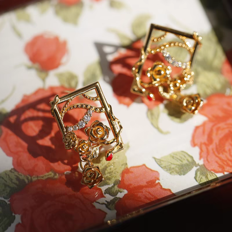 Pendientes Kemstone "Rosa en el tocador", diseño original artesanal: tachuelas florales góticas vintage, esmaltadas en plata de ley 925 con circonitas AAAAA, diseño artístico único en oro y plata, 21,7 mm x 12 mm