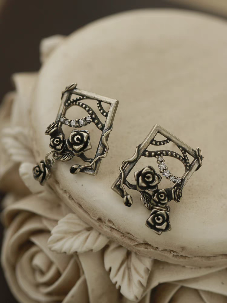 Pendientes Kemstone "Rosa en el tocador", diseño original artesanal: tachuelas florales góticas vintage, esmaltadas en plata de ley 925 con circonitas AAAAA, diseño artístico único en oro y plata, 21,7 mm x 12 mm