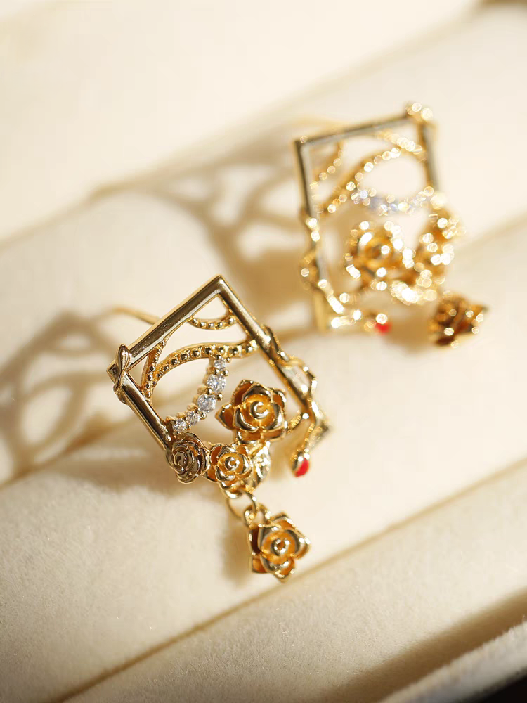 Pendientes Kemstone "Rosa en el tocador", diseño original artesanal: tachuelas florales góticas vintage, esmaltadas en plata de ley 925 con circonitas AAAAA, diseño artístico único en oro y plata, 21,7 mm x 12 mm