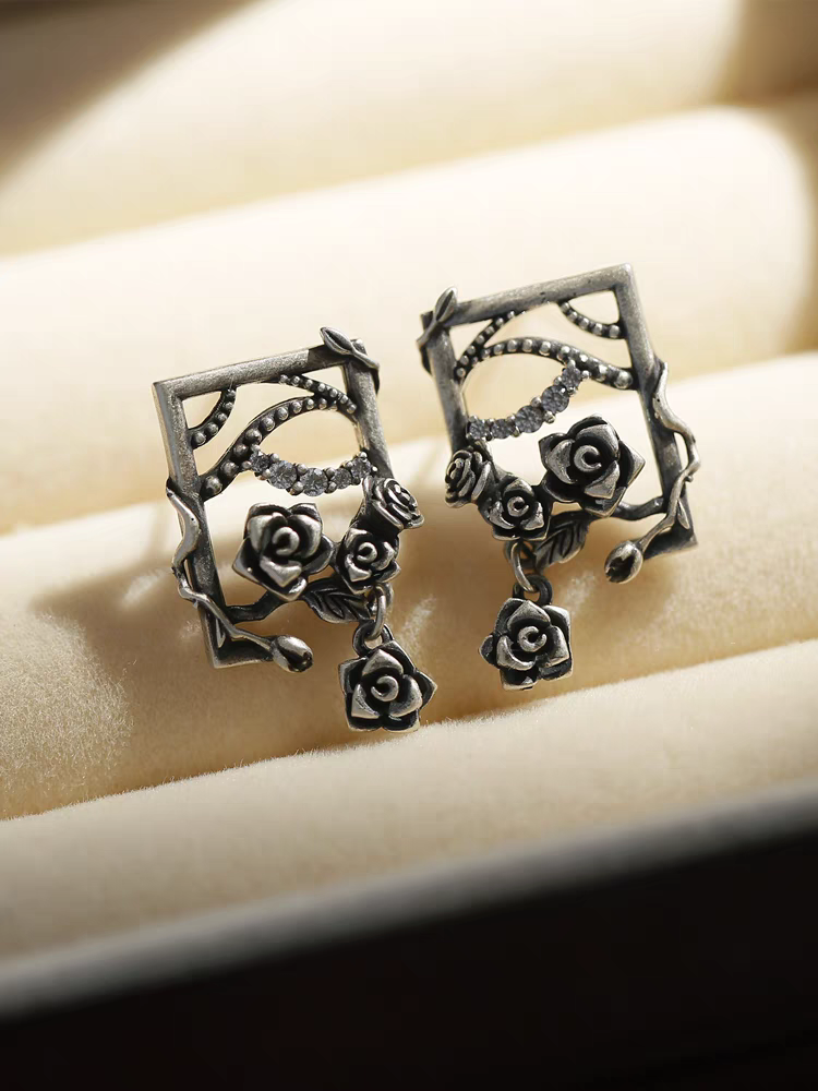 Pendientes Kemstone "Rosa en el tocador", diseño original artesanal: tachuelas florales góticas vintage, esmaltadas en plata de ley 925 con circonitas AAAAA, diseño artístico único en oro y plata, 21,7 mm x 12 mm