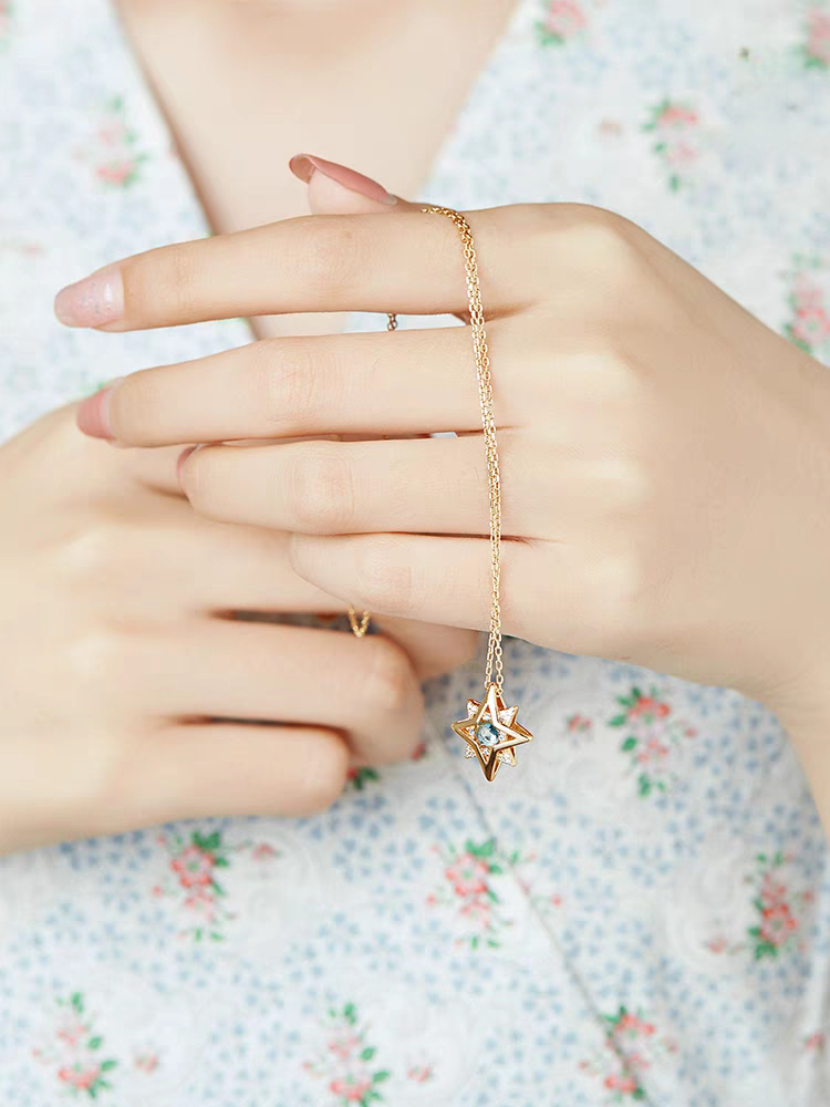 Collar artesanal de Kemstone con diseño original de estrella en el mar de personas: topacio azul y circonita, colgante vintage de plata de ley bañada en oro, 45 cm.