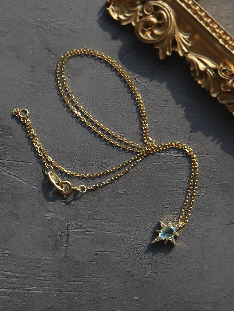 Collar vintage de topacio azul "Estrella en el Mar de la Gente", diseño original artesanal de Kemstone. Plata de ley bañada en oro. Colgante de estrella con detalles de circonitas, 45,7 cm.