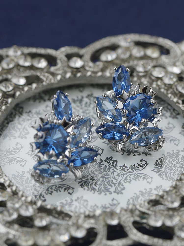 Orecchini Tidal Wave dal design originale e realizzati a mano da Kemstone – Orecchini a bottone in argento sterling placcato oro con pietra preziosa blu marquise vintage