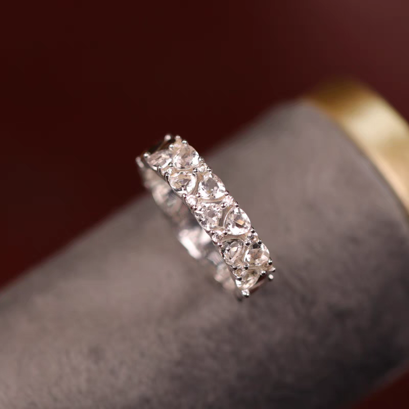 Anillo mini pastel de la serie Sobremesa, diseño original artesanal de Kemstone. Anillo de diseño de plata 925 con circonita y cristal blanco.