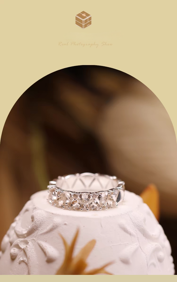 Anillo mini pastel de la serie Sobremesa, diseño original artesanal de Kemstone. Anillo de diseño de plata 925 con circonita y cristal blanco.